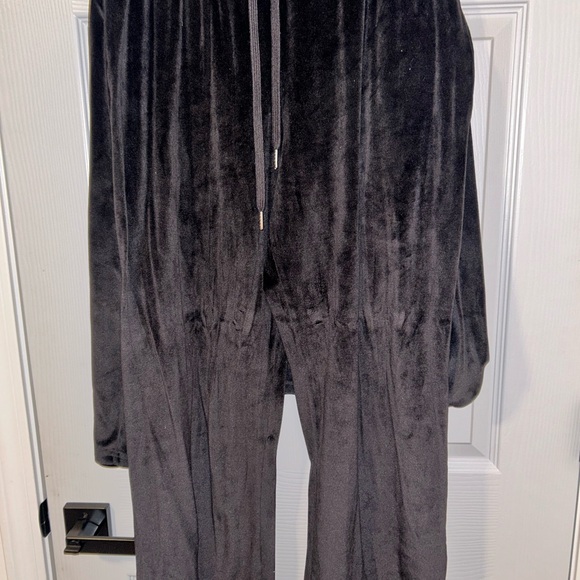 Juicy Couture 2pc Velour Pajama set - Picture 2 of 4